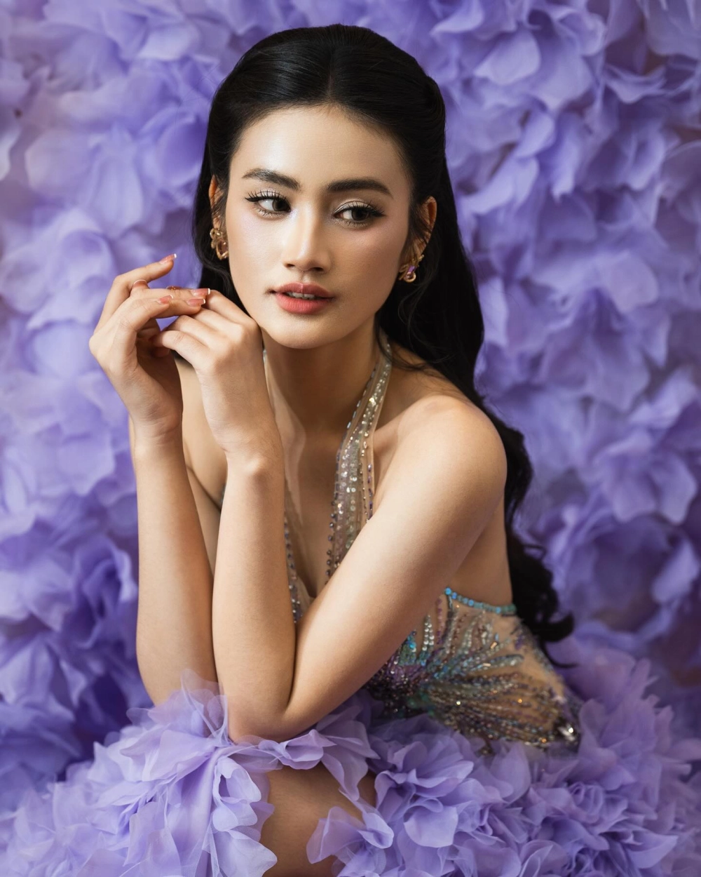 Hoa hậu Ý Nhi ở đâu sau hơn 1 năm đăng quang?