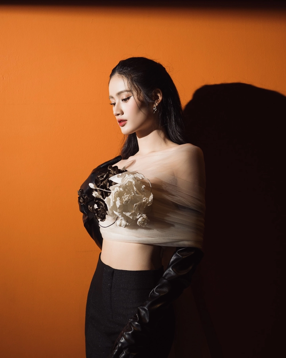 Giây phút hoa hậu Ý Nhi đăng quang đầy xúc động