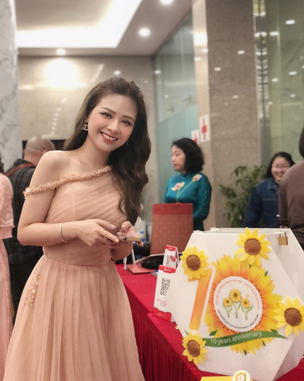 Khung ảnh lãng mạn trong tay trái chỉ trăng Dương Hoàng Yến