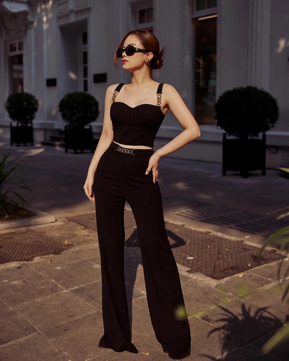 Visual mượt mà trong ca khúc chiếc khăn piêu Dương Hoàng Yến