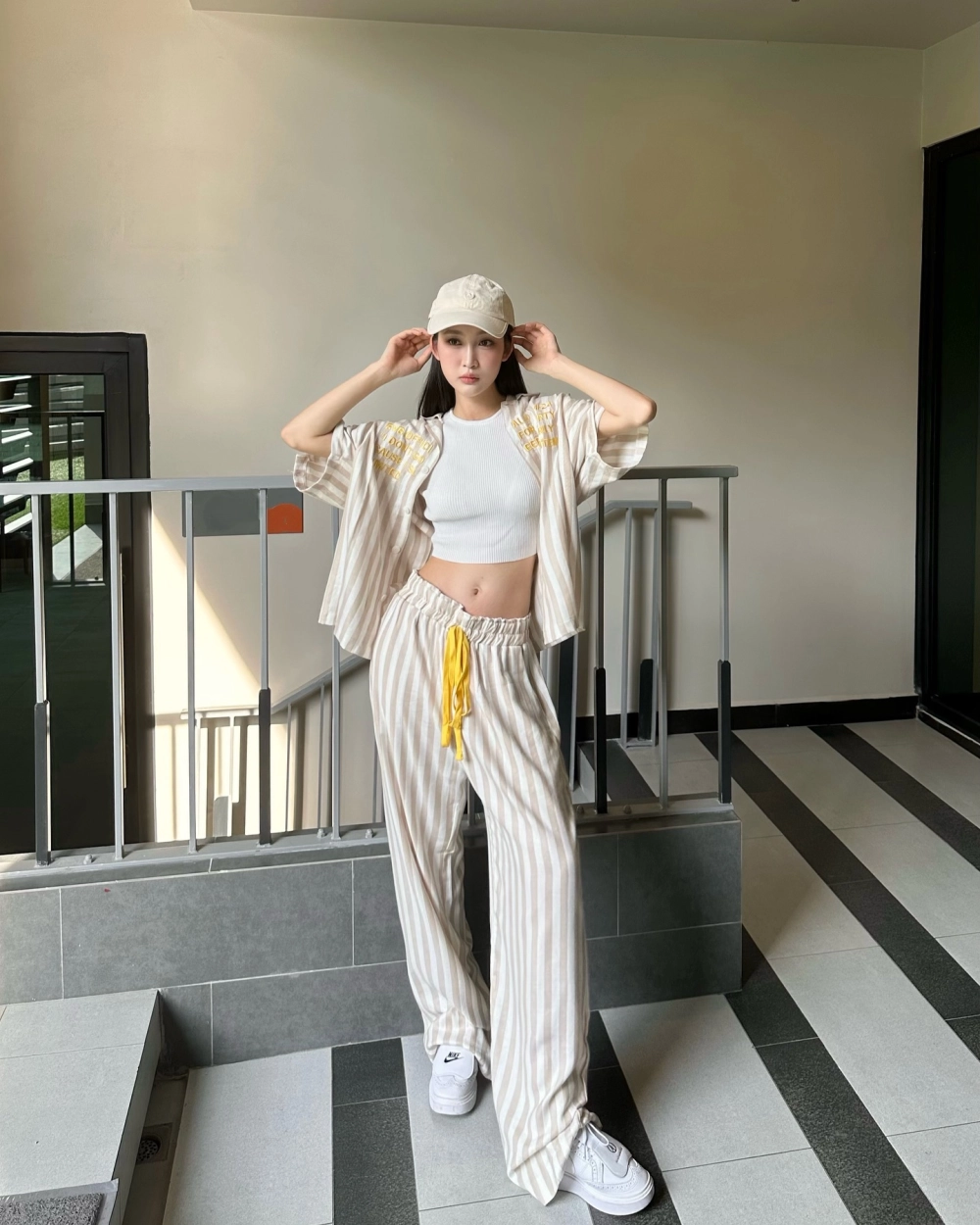 Khung hình thổn thức theo lời ca lời bài hát Juky San thở