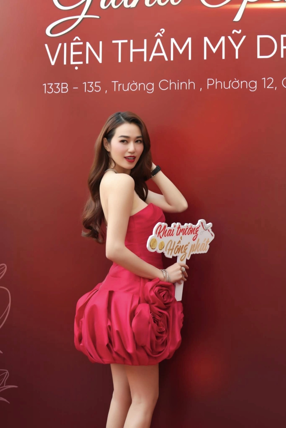 Khoảnh khắc thân thiết giữa Khánh My và Ngọc Trinh
