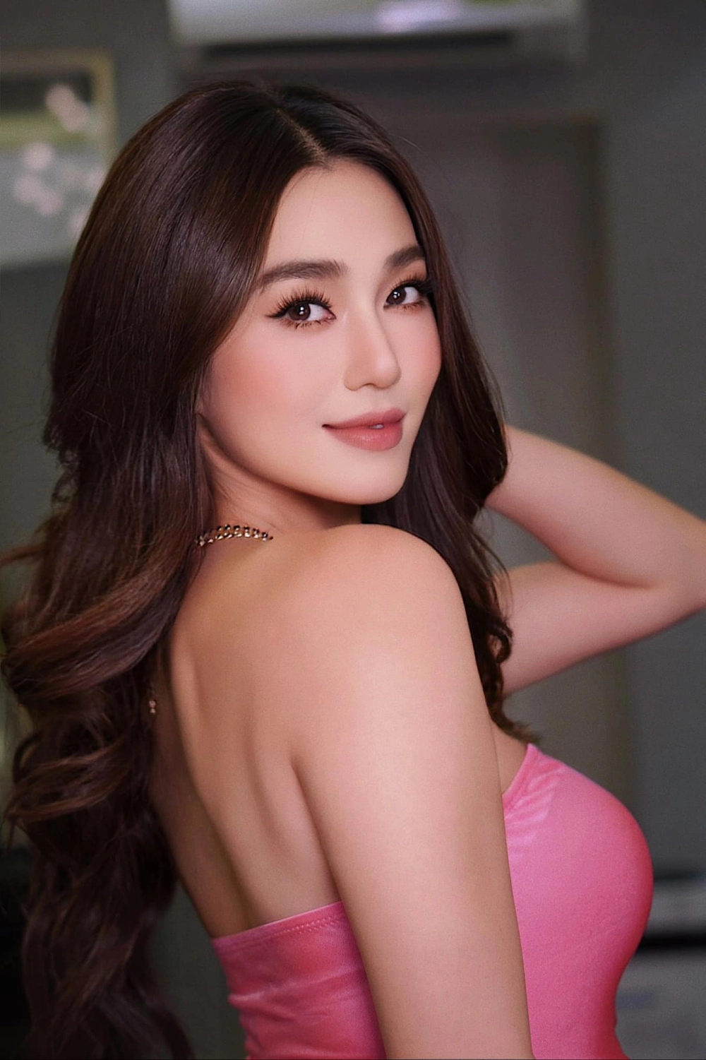 Khung hình lung linh trong vai trò ca sĩ Khánh My