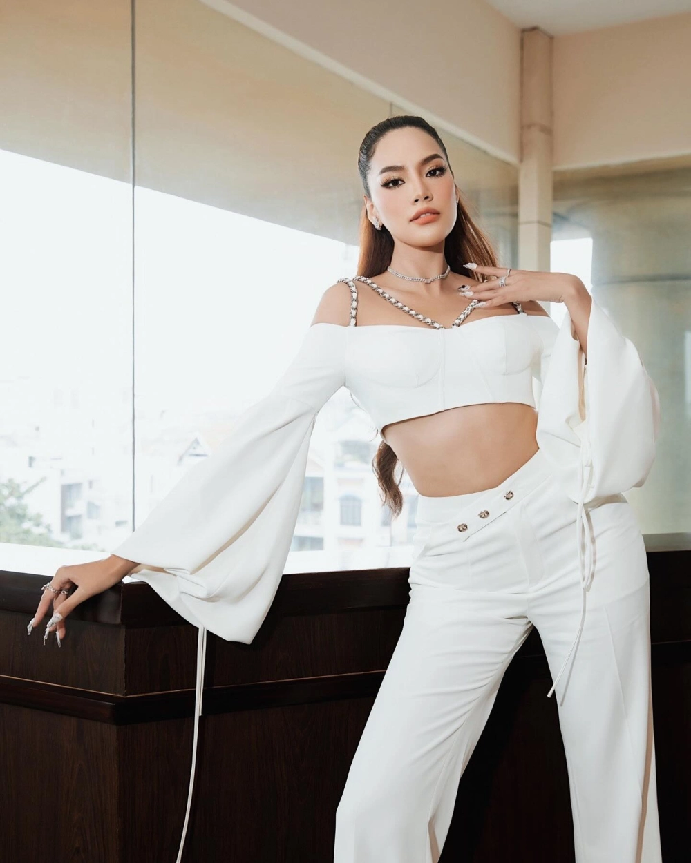 Phong thái tự tin khi hoa hậu Lê Hoàng Phương trả lời phỏng vấn