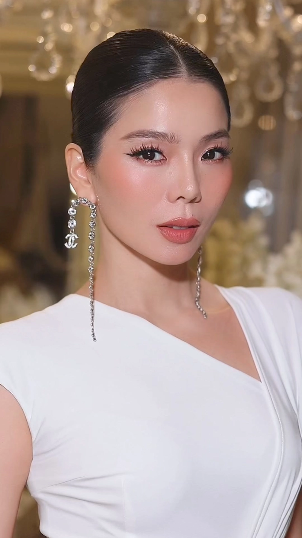 Visual tĩnh mịch tương đồng với lời bài hát Lệ Quyên biển cạn