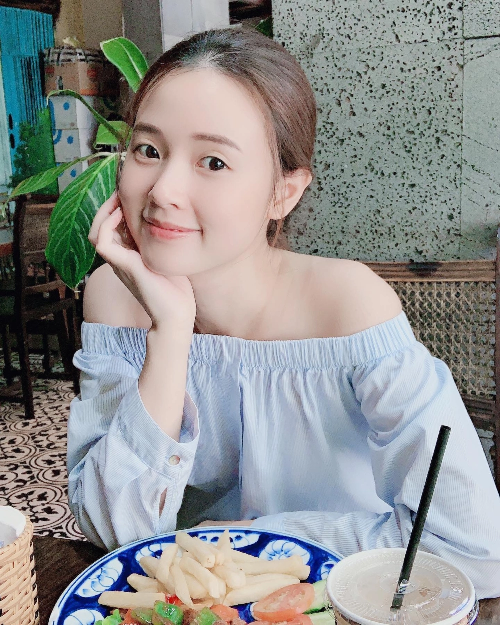 Styling tươi trẻ khiến fan quan tâm Midu tuổi
