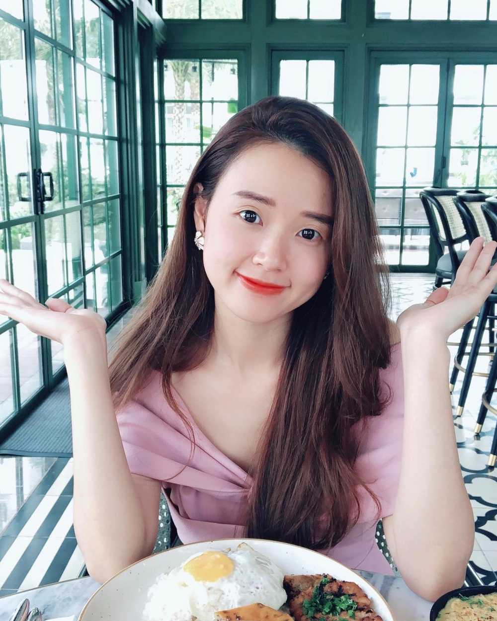 Visual toàn thân giúp fan hình dung về Midu chiều cao