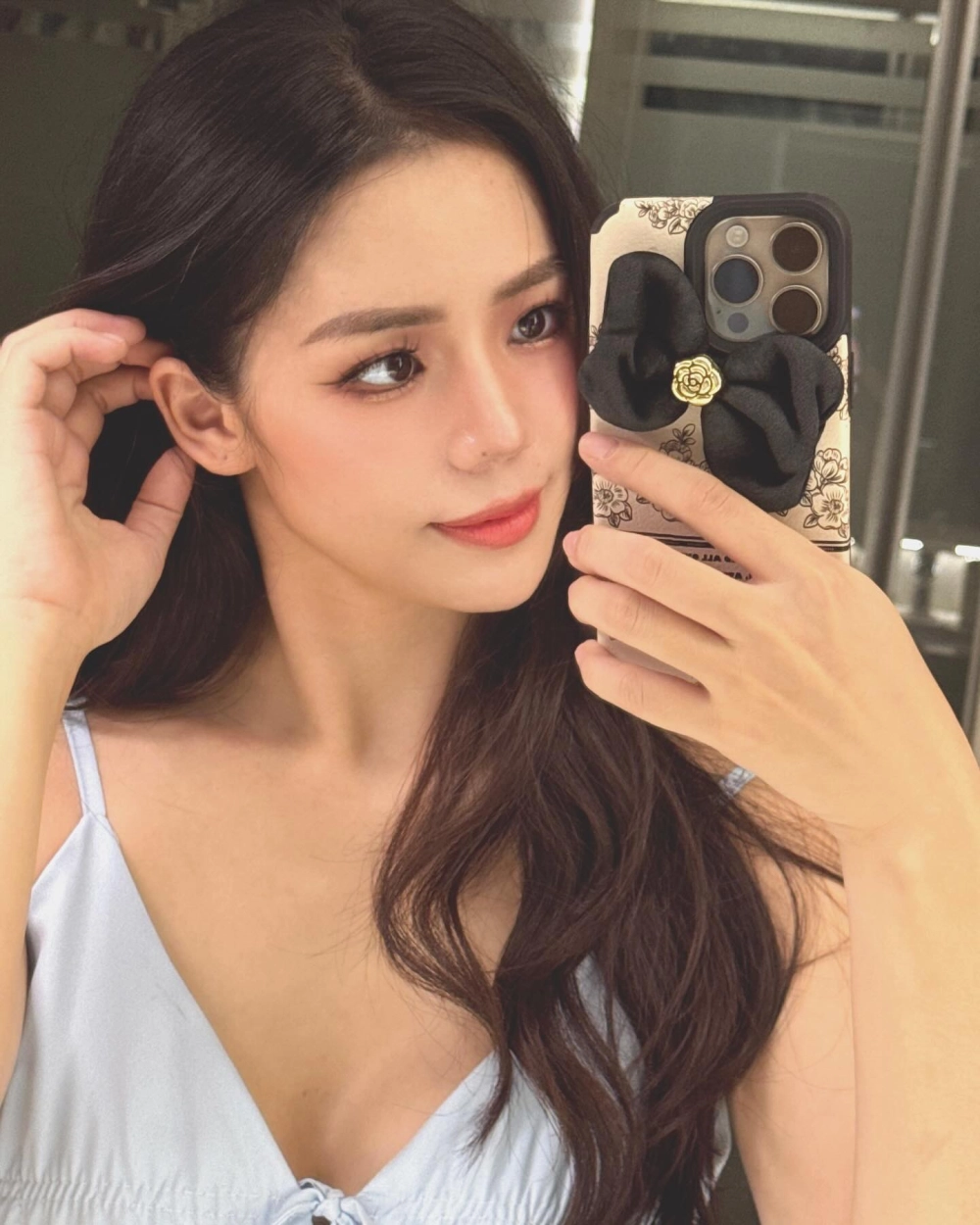 Góc ảnh nghiêm túc ghi lại hành trình trong tiểu sử ca sĩ