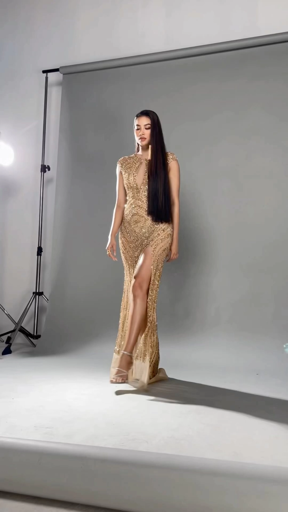 Tài khoản Facebook Phạm Hương thường chia sẻ ảnh đời thường sang trọng