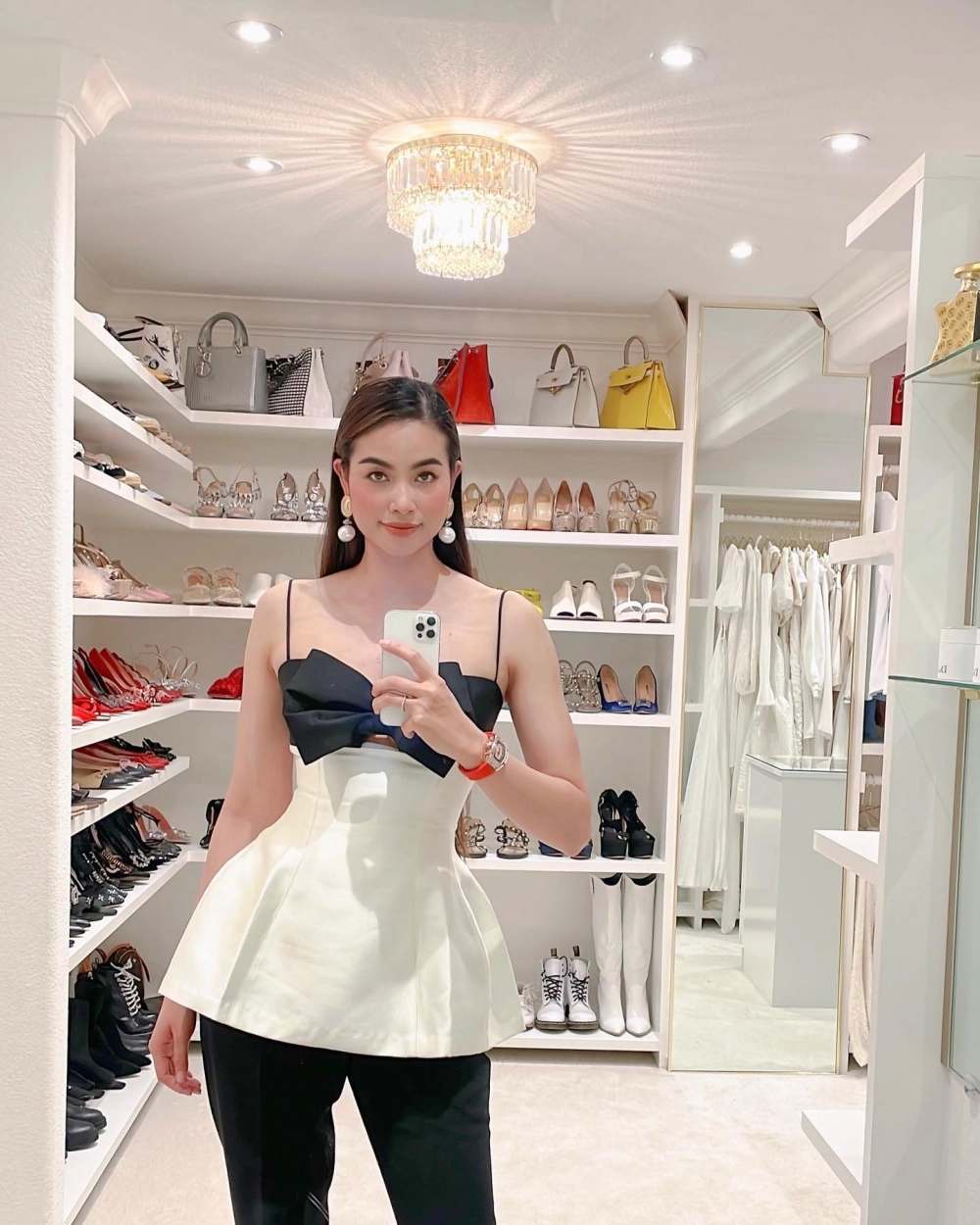 Phong cách thời trang hoa hậu Phạm Hương dự sự kiện luôn nổi bật