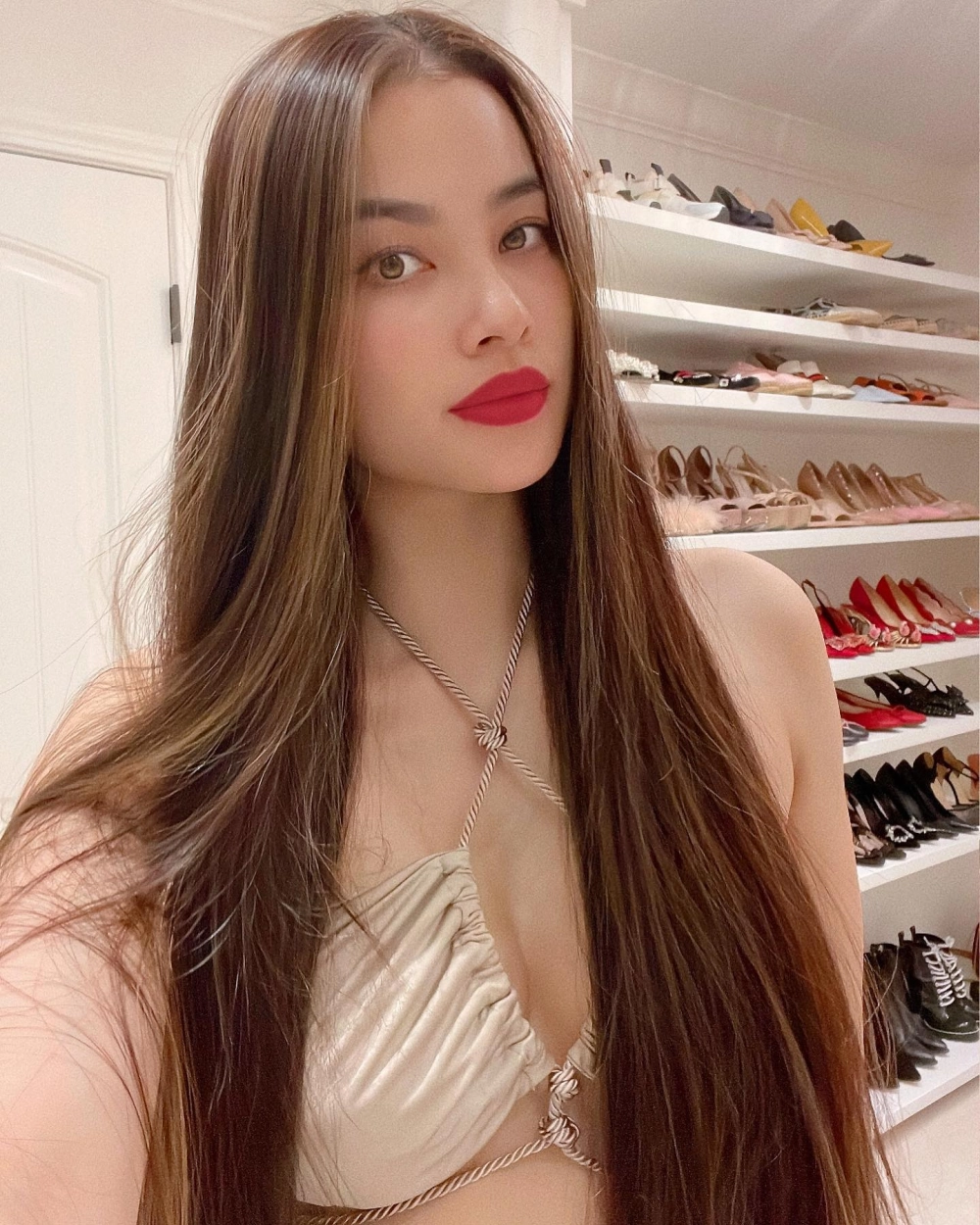 Cận cảnh vương miện của Phạm Hương gây choáng ngợp