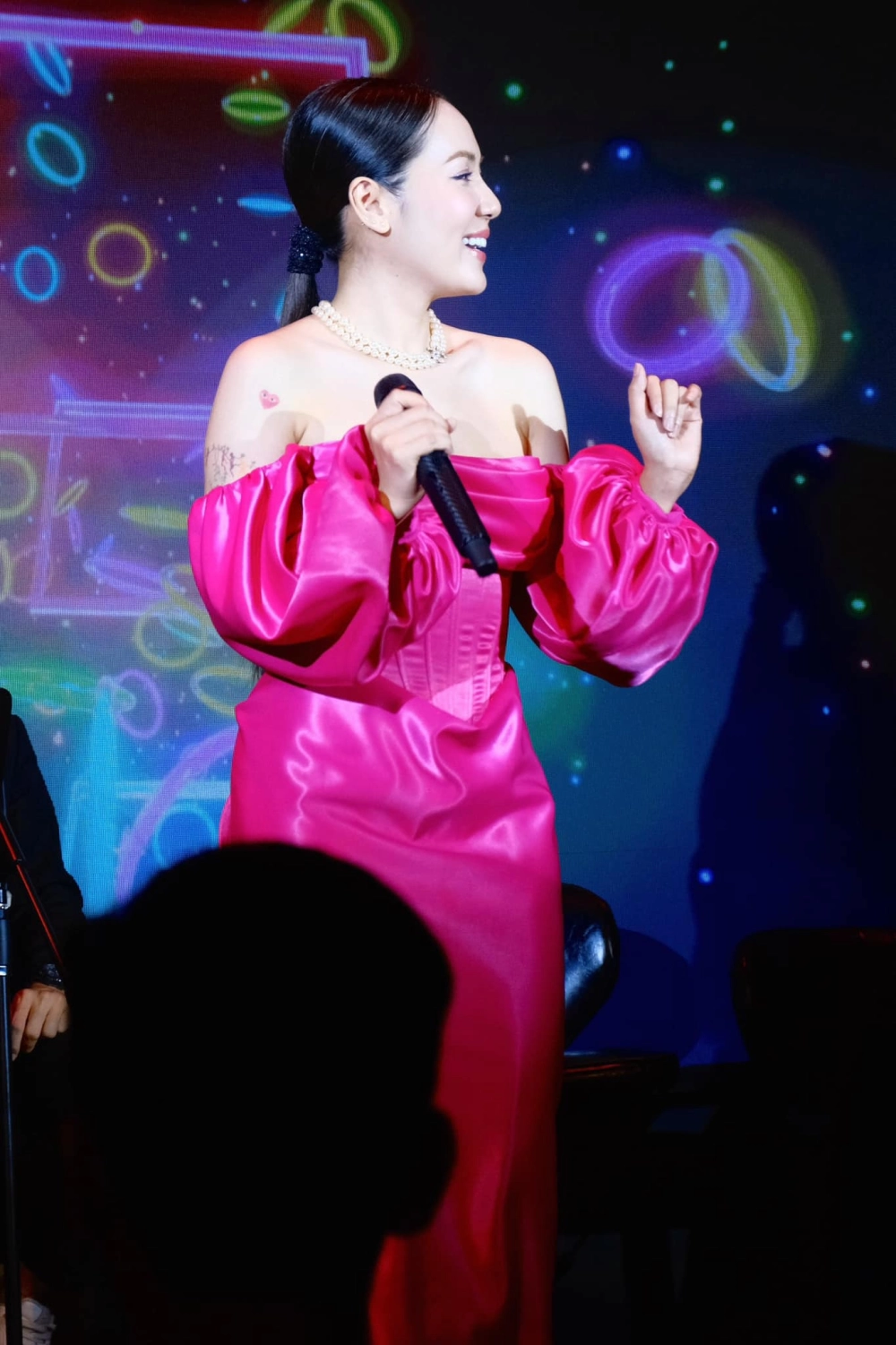 Khung ảnh lấp lánh như tuyết rơi trong Phương Linh mưa tuyết