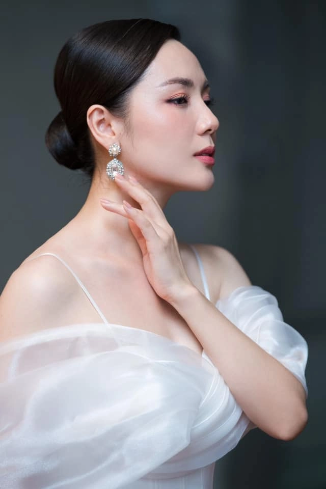 Ánh sáng sân khấu bùng cháy với Phương Linh live