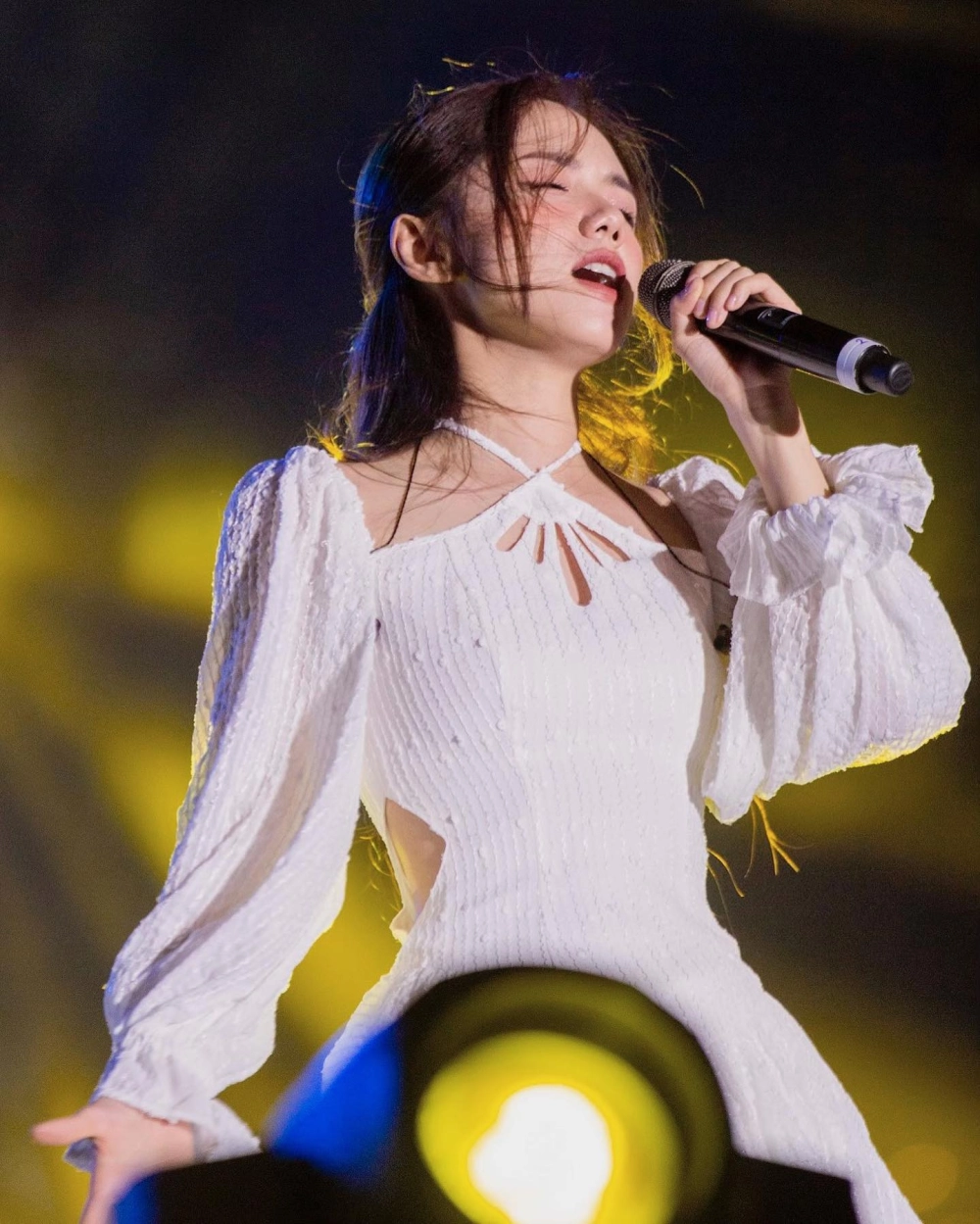 Hình ảnh nhẹ nhàng trong bản tình ca lời bài hát Phương Ly missing you