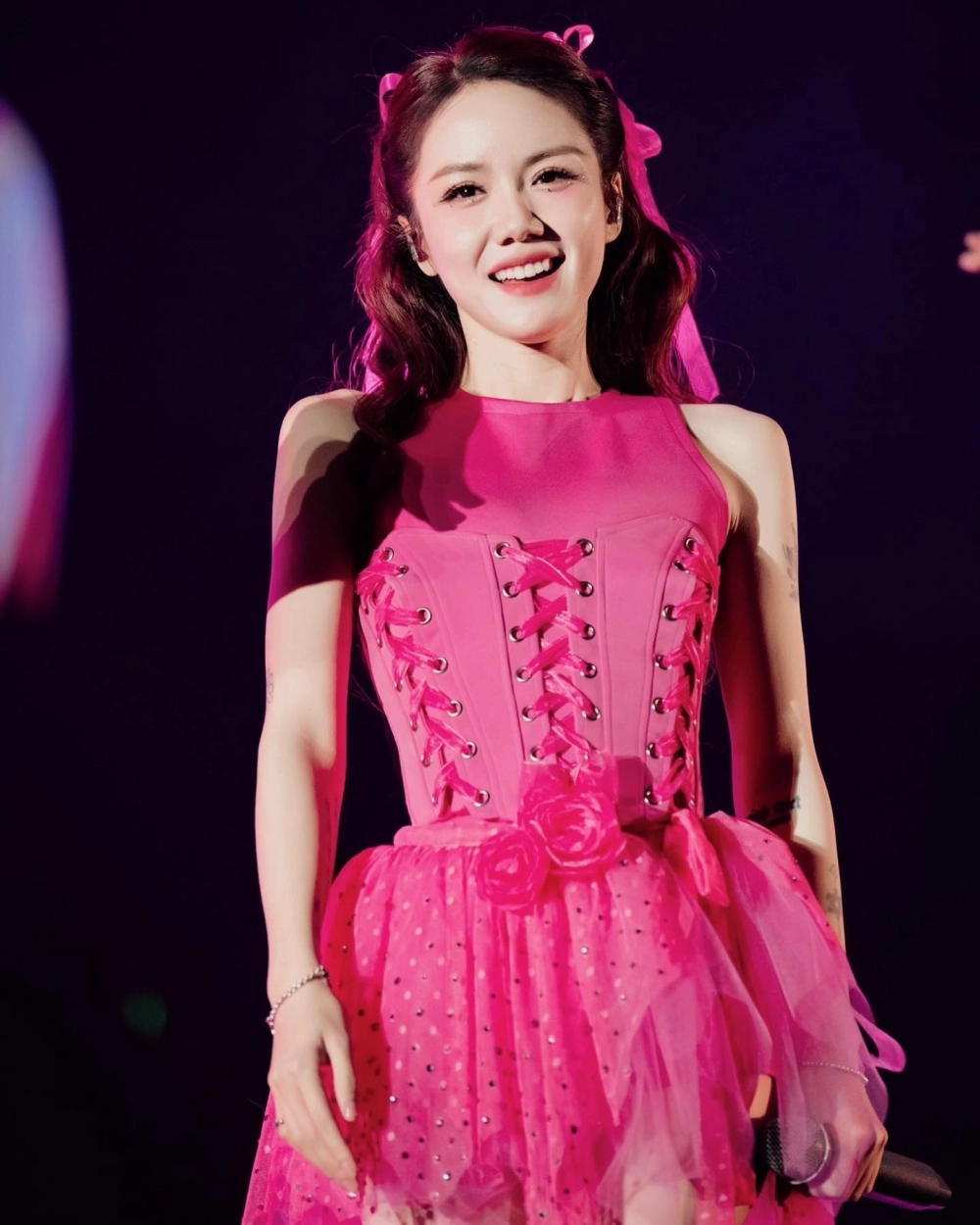 Góc quay đẹp trong phần trình diễn Phương Ly karaoke