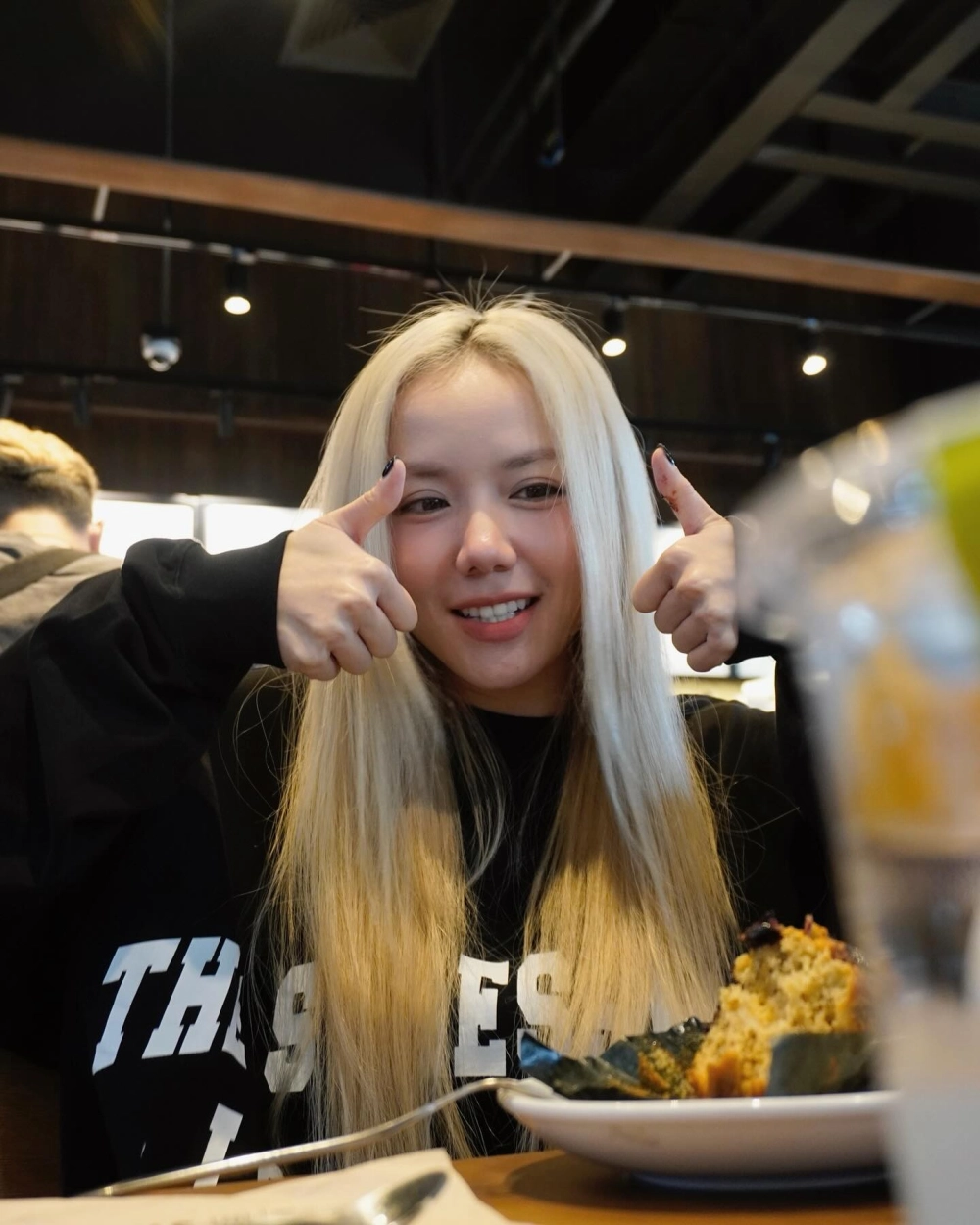 Ảnh full body làm rõ Phương Ly cao bao nhiêu