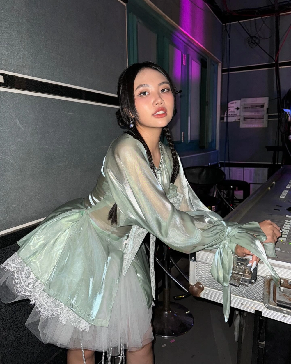 Góc chụp đáng yêu khi Phương Mỹ Chi mút kem