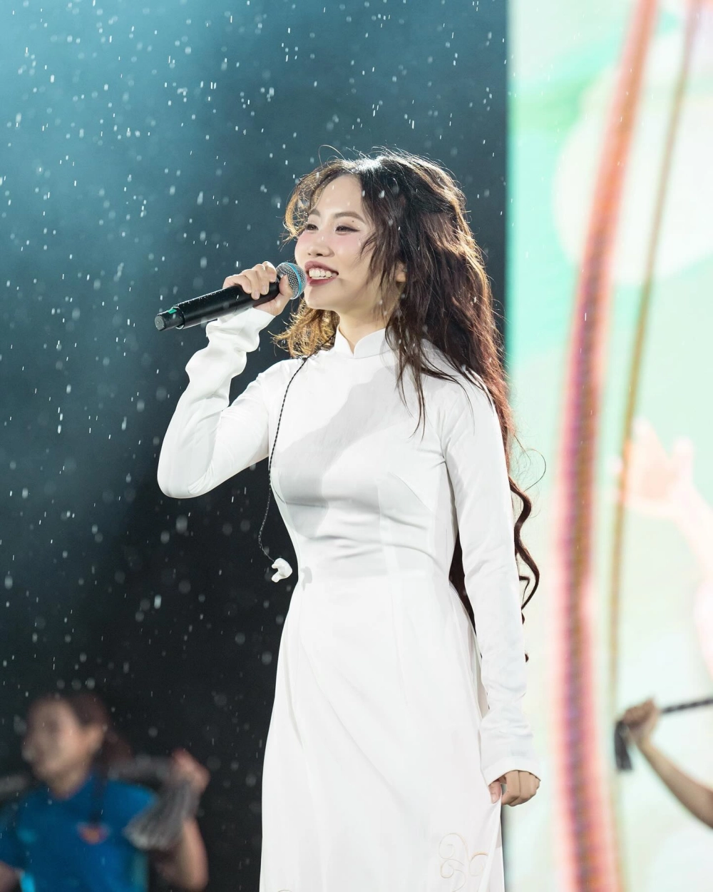 Sân khấu năng động trong chương trình ca nhạc Phương Mỹ Chi