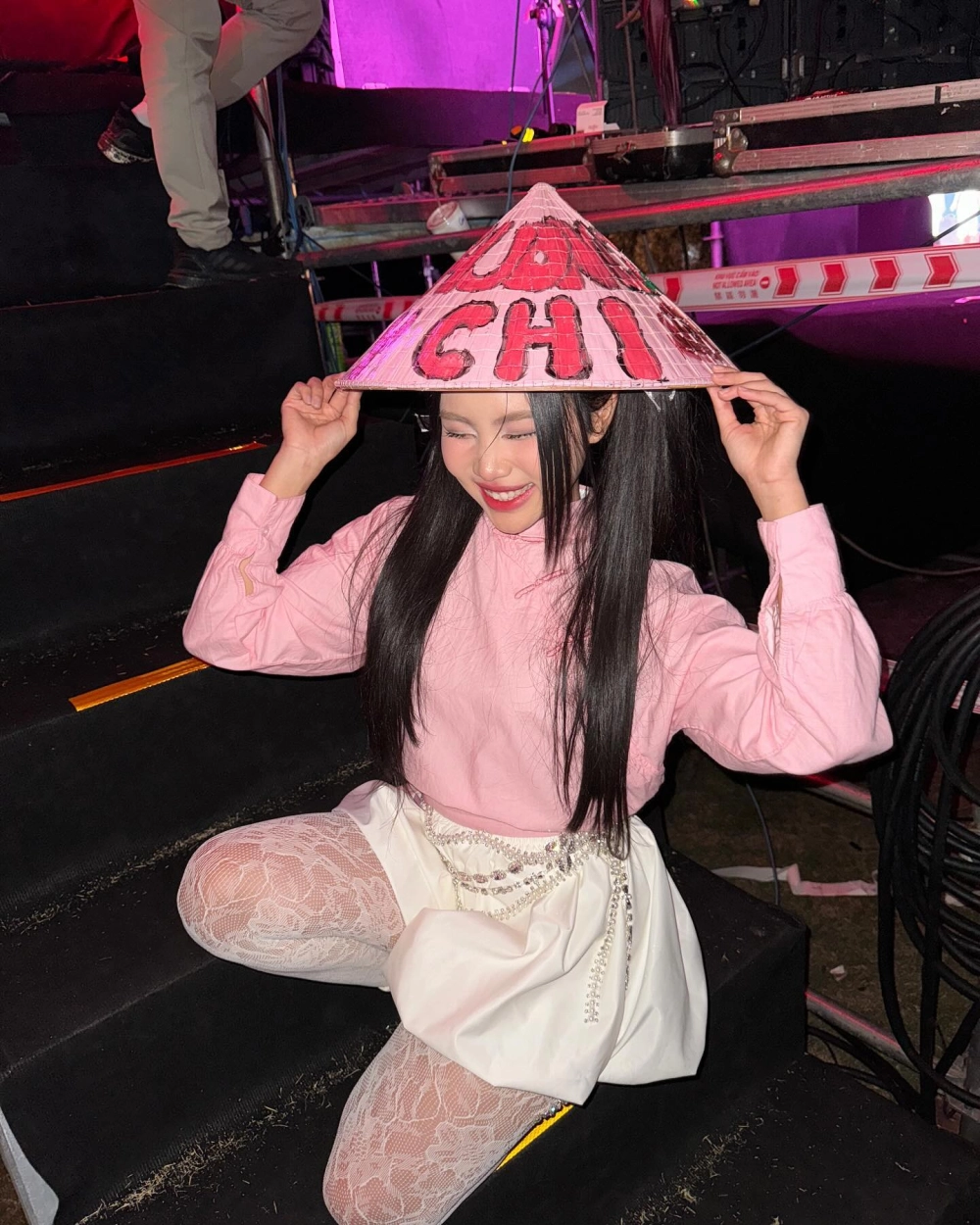 Khoảnh khắc dễ thương khi Phương Mỹ Chi ăn kem