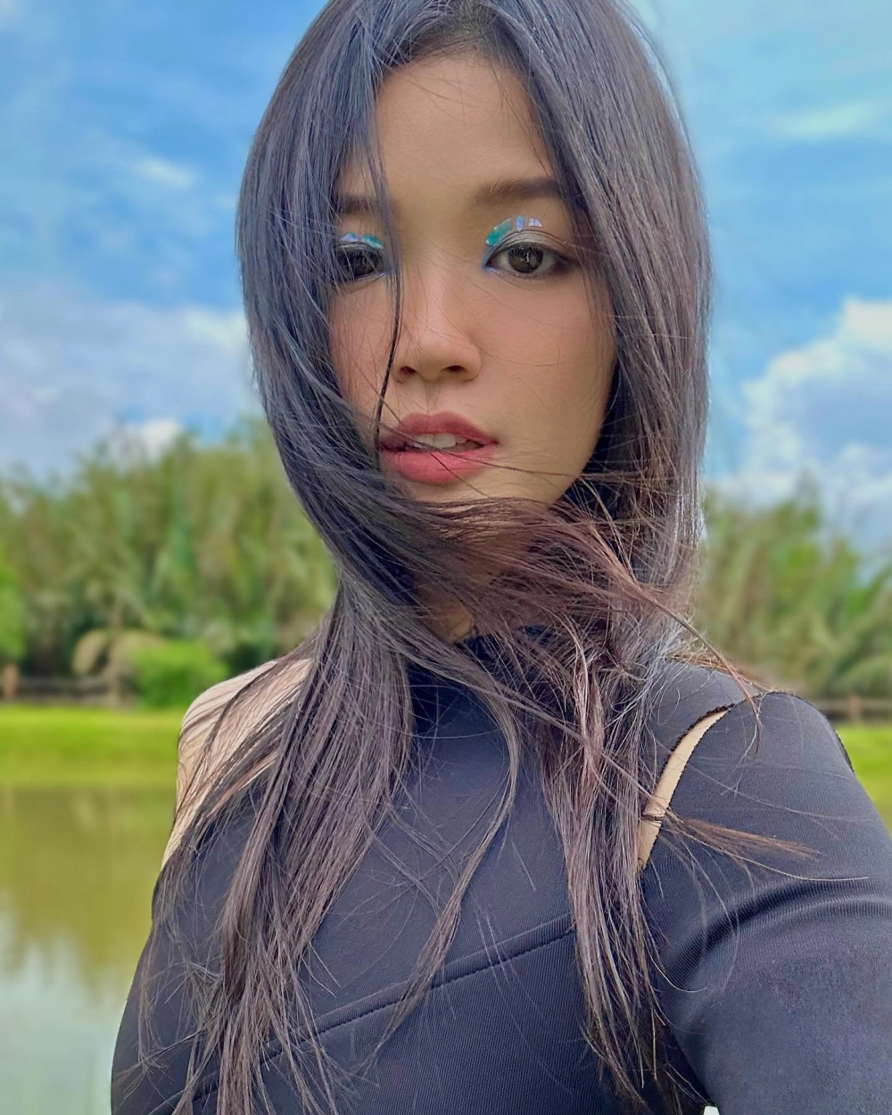 Khung ảnh gợi suy tư trong sự mập mờ Suni Hạ Linh