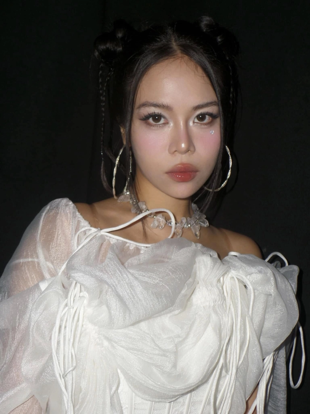 Ảnh bìa cá tính của album Tlinh đầy nội lực