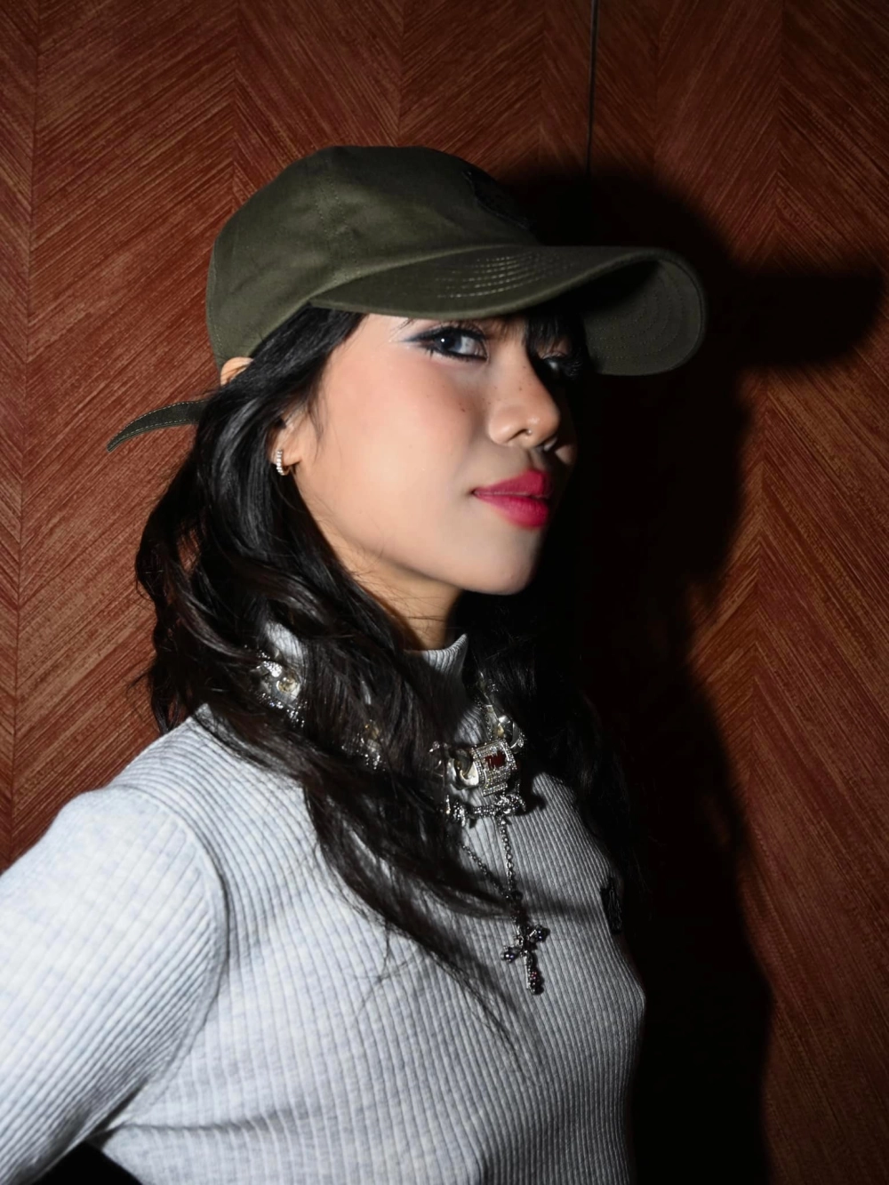 Khung hình sinh động dùng khi hát theo karaoke Tlinh