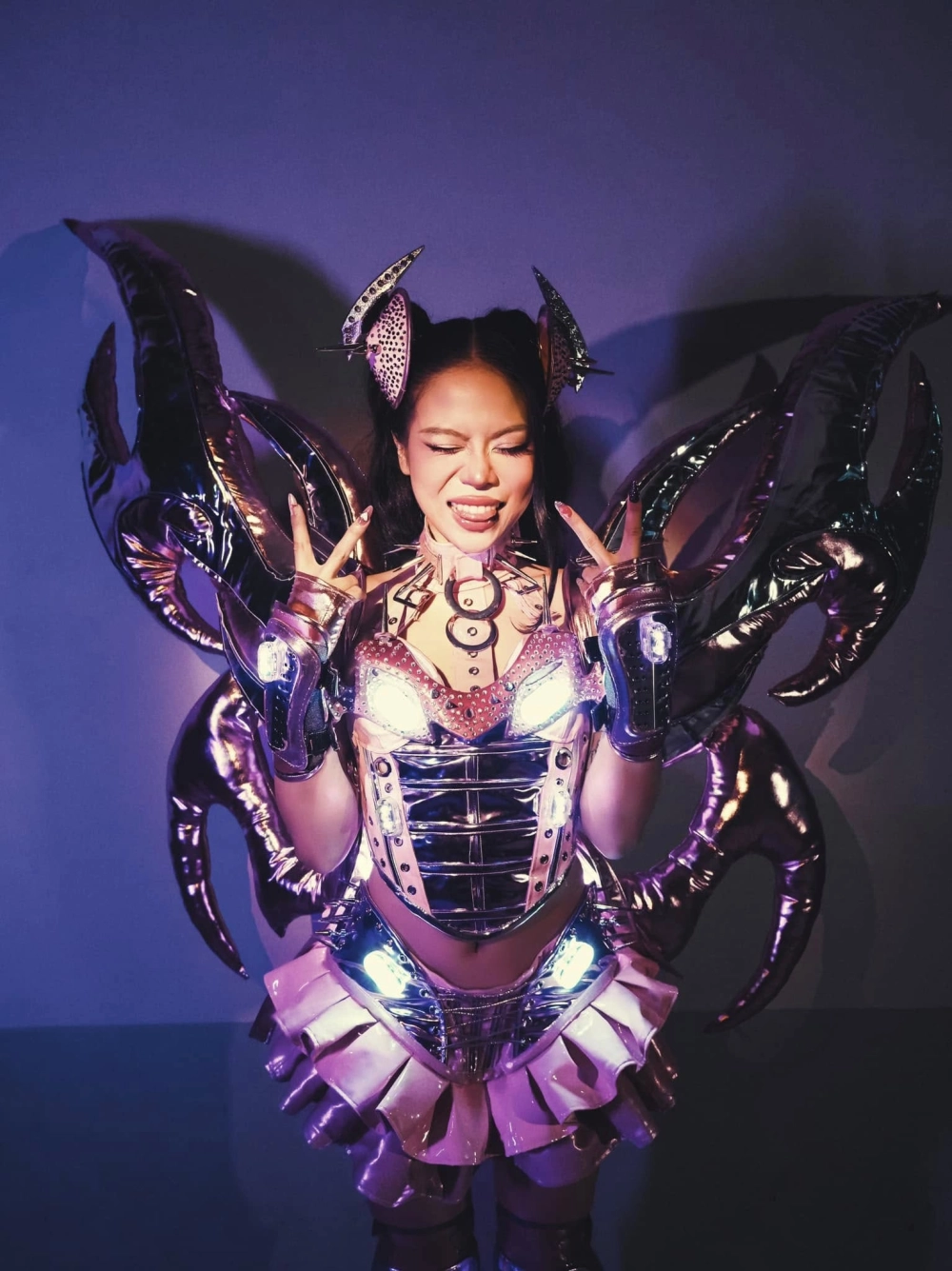 Visual sống động khi hát karaoke Tlinh