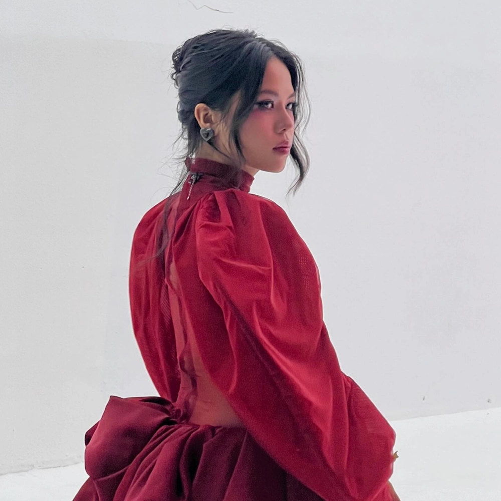 Visual kỳ ảo cho thế giới thần tiên Tlinh lyrics