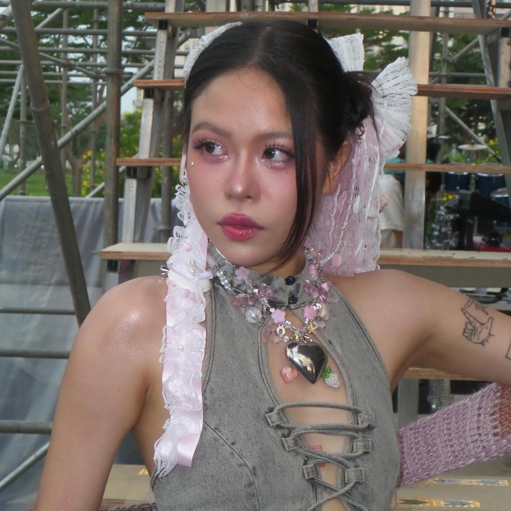 Hình ảnh nổi loạn từ MV người điên Tlinh