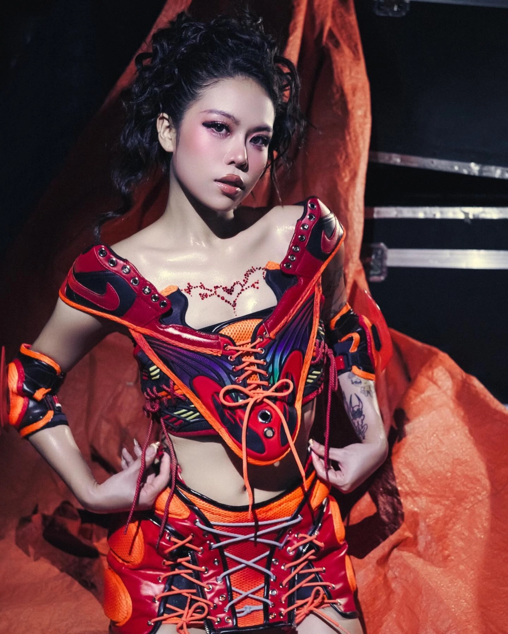 Ảnh cận cảnh gu phụ kiện khuyên tai Tlinh cá tính