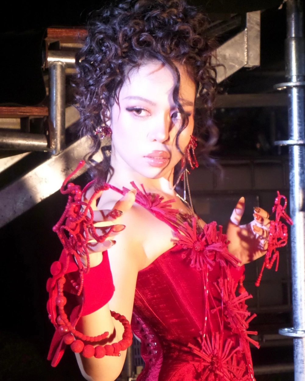 Visual trẻ trung khiến ai cũng hỏi Tlinh bao nhiêu tuổi