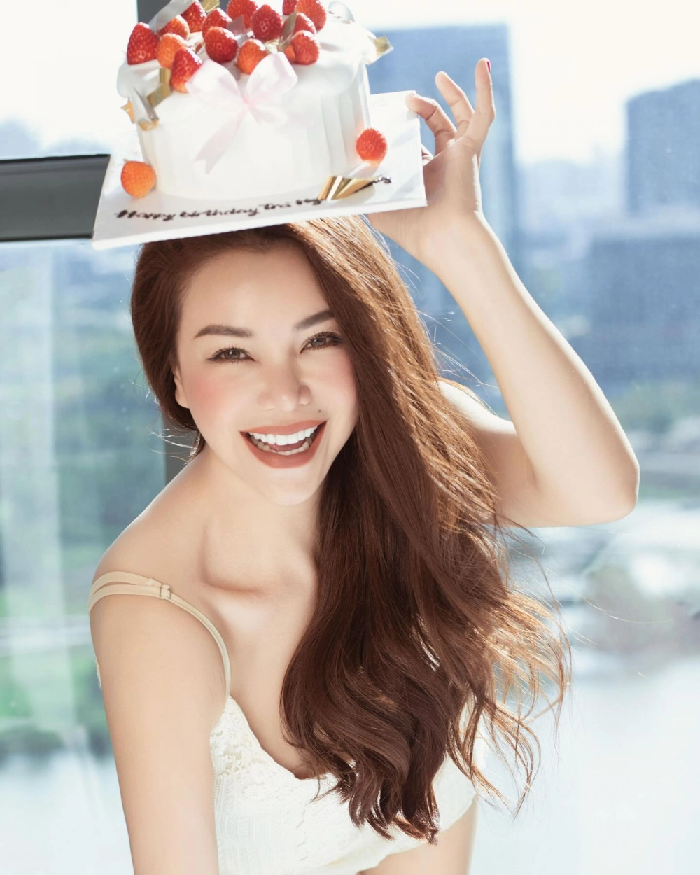 Chân dung trang trọng trong phần giới thiệu tiểu sử Trà Ngọc Hằng