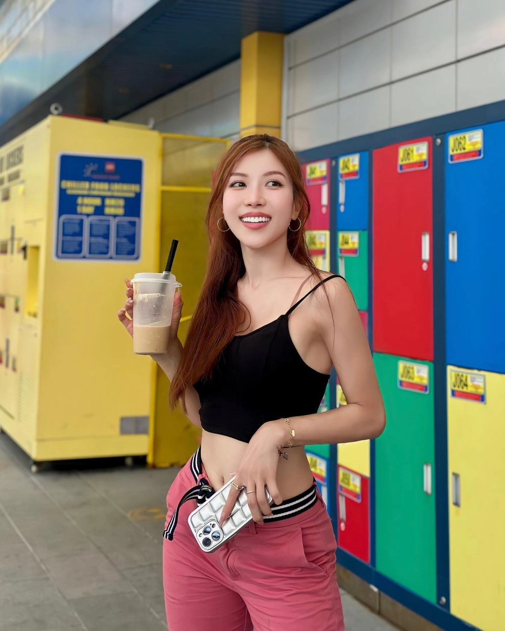 Visual mạnh mẽ trong MV đạp gió Trang Pháp