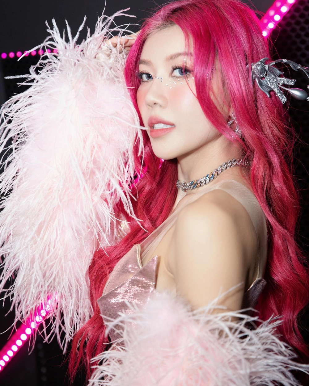 Visual thú vị khi Trang Pháp hát tiếng tây ban nha