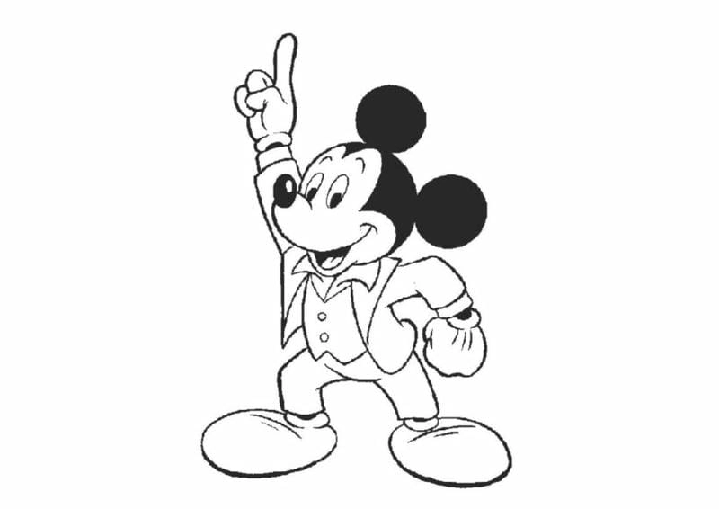 Bé thích thú khi tô màu mickey đáng yêu