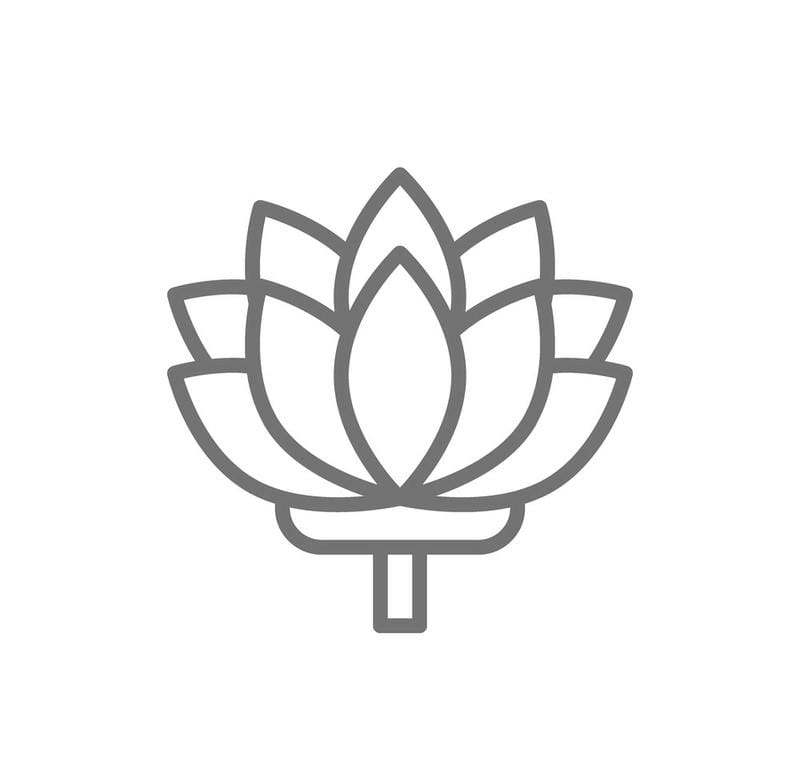 Bé tập tô với tranh to màu hoa sen độc đáo