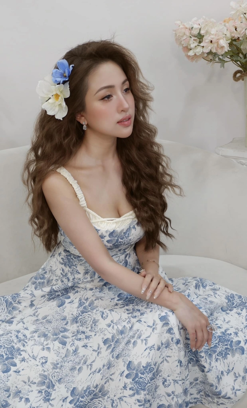 Góc ảnh ngọt ngào khiến fan tò mò về bạn trai Vân Hugo