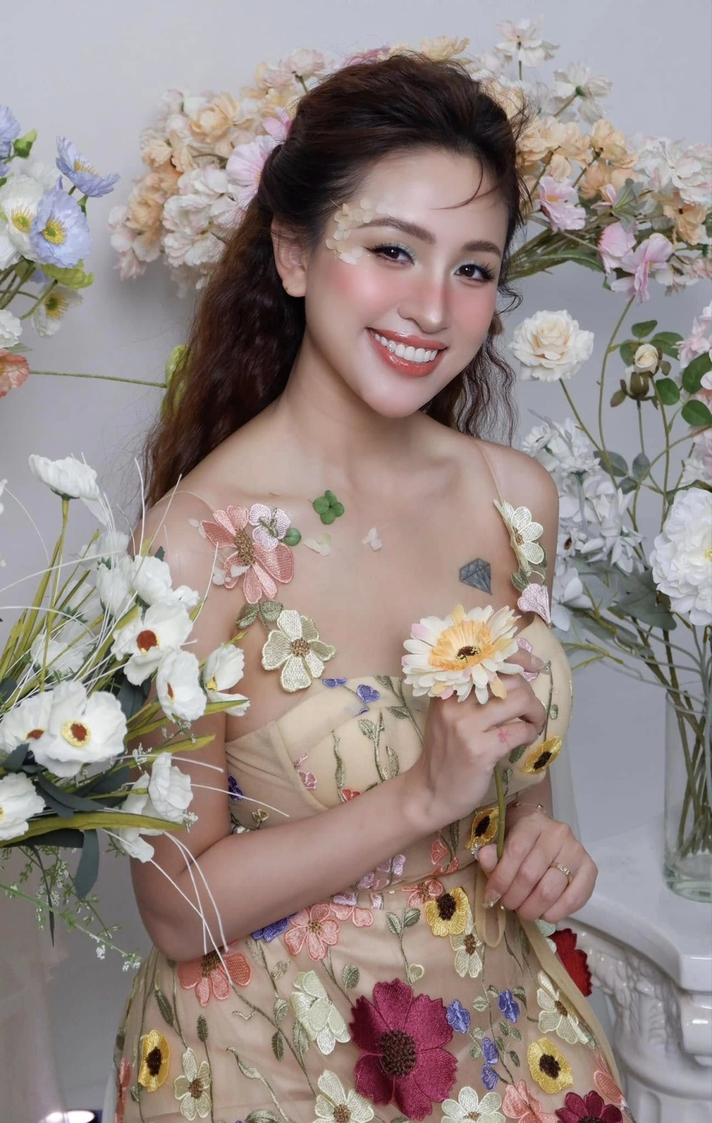 Ảnh dịu dàng và thần thái của Vân Hugo chị đẹp