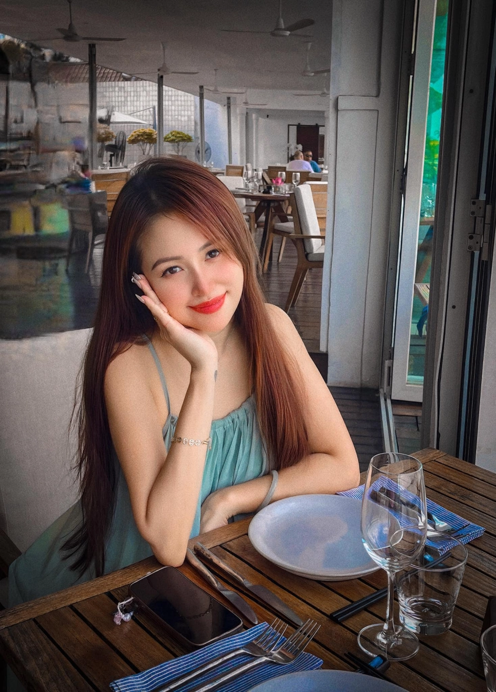 Nụ cười ấm áp giúp trả lời câu hỏi Vân Hugo là ai