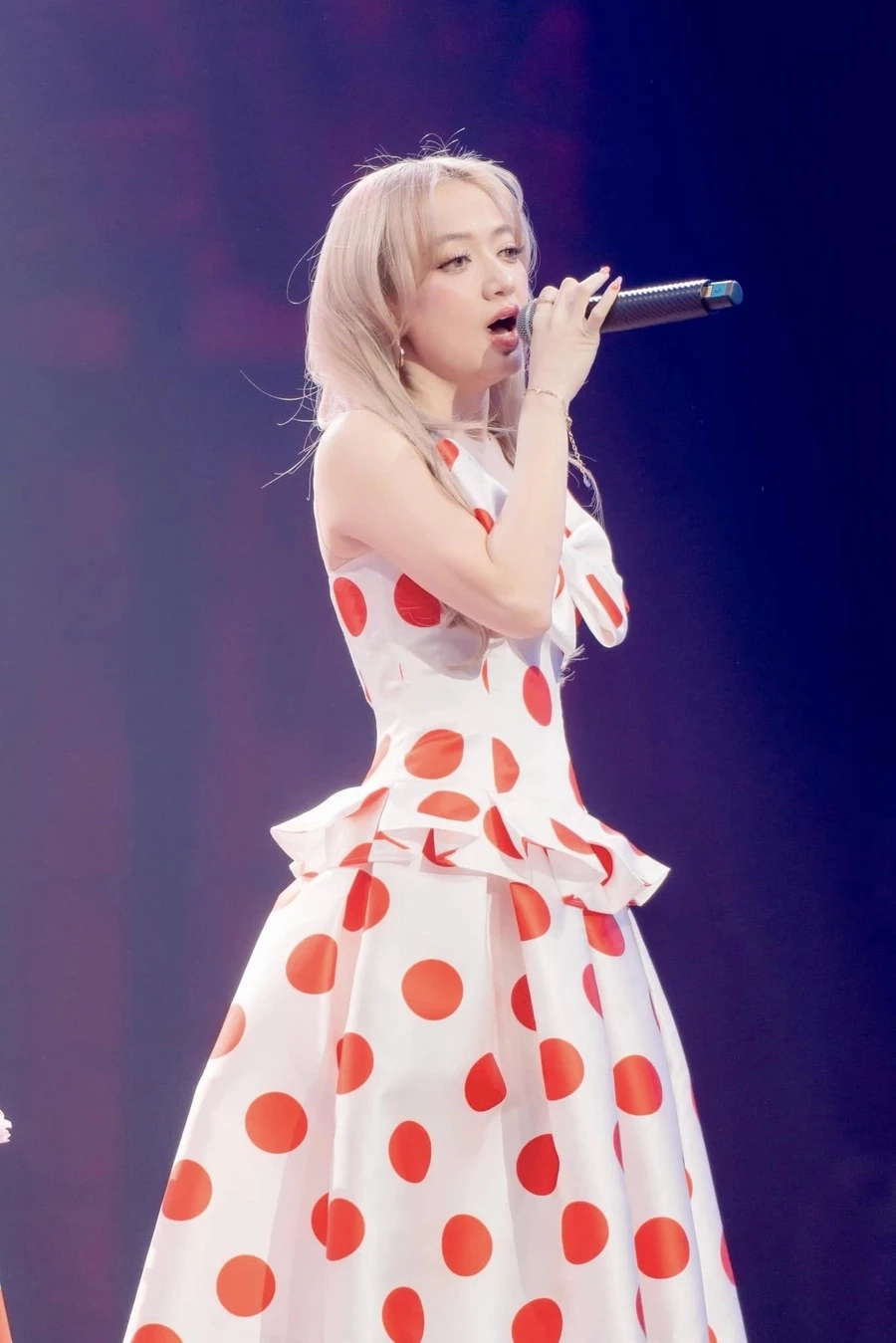 Ảnh rạng rỡ của Xuân Nghi chị đẹp đạp gió rẽ sóng