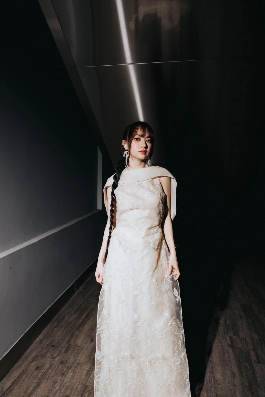 Khung hình mộng mơ của MV Hoa ngũ sắc Xuân Nghi