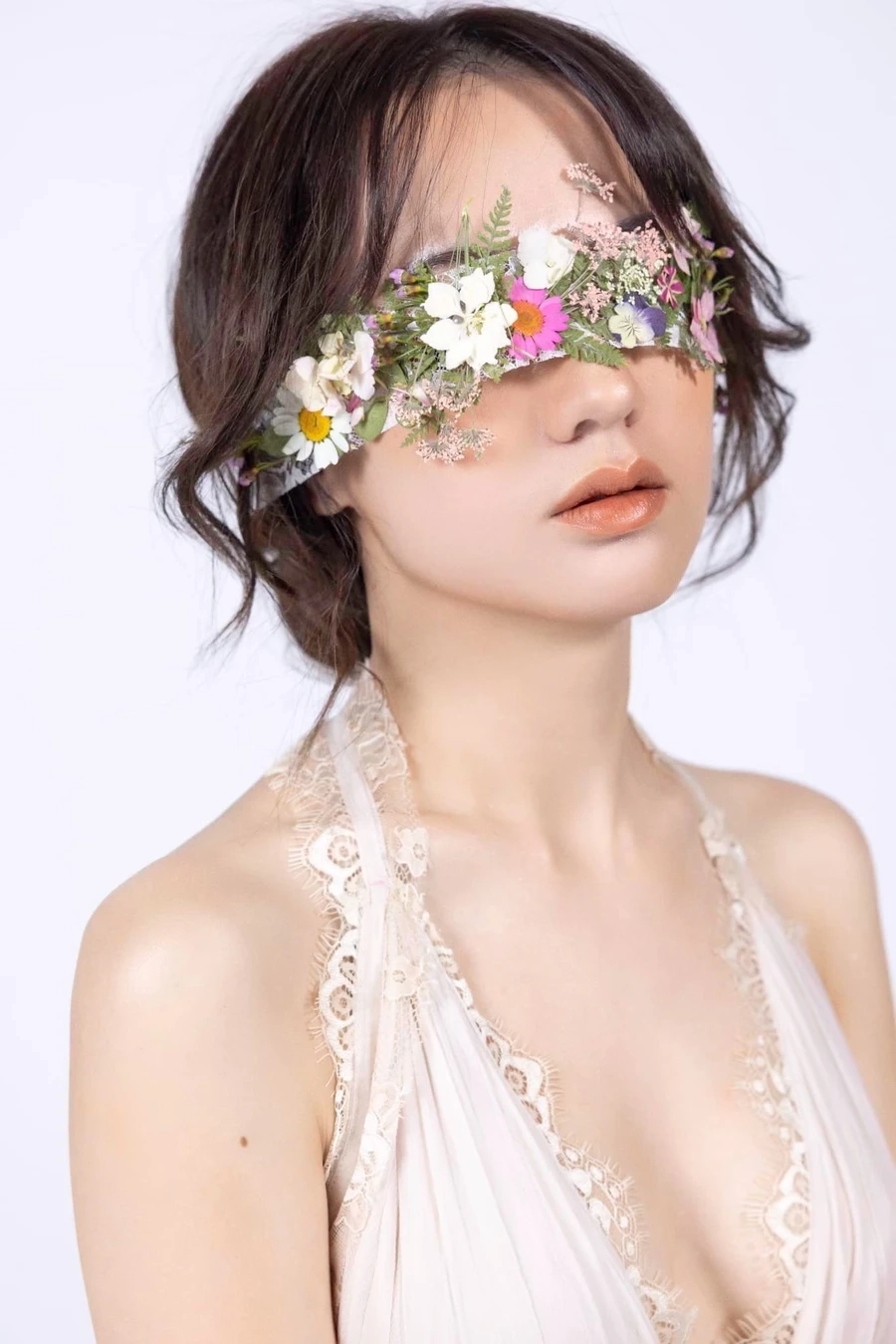 Ảnh mới gây chú ý với vóc dáng Xuân Nghi chiều cao