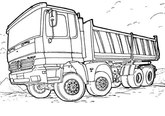 Bé trai thích thú với tranh tô màu xe tải cho bé trai