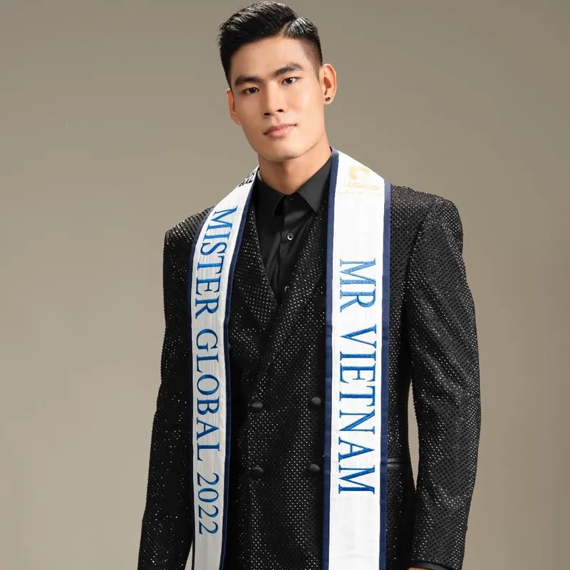 Khám phá phong cách thời trang của Danh Chiếu Linh