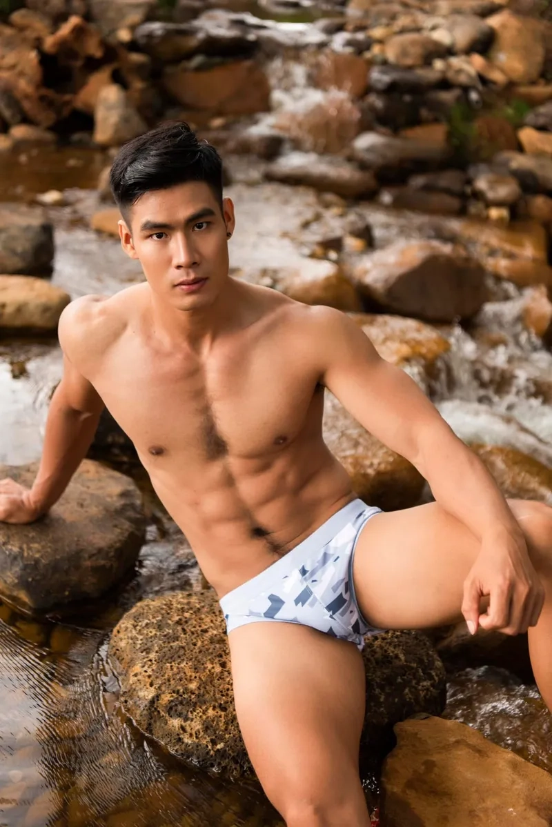 Khoảnh khắc đời thường khi Danh Chiếu Linh làm vườn