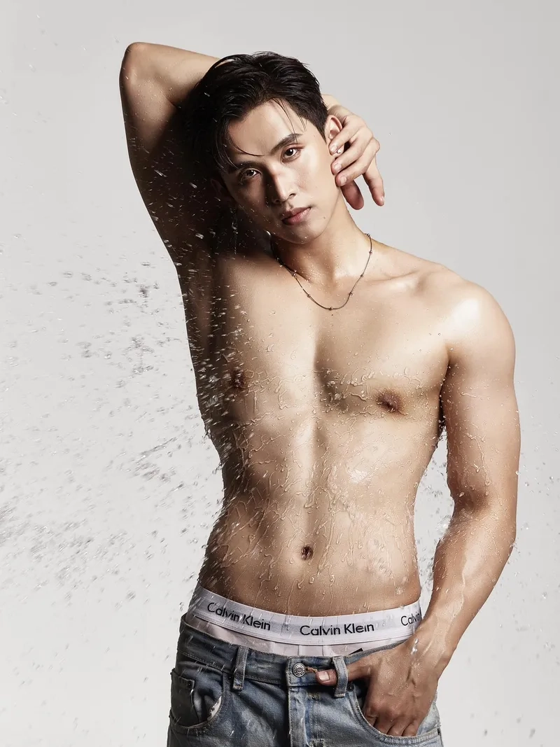 Kang Chul diễn viên thu hút nhờ gương mặt điển trai và tài năng