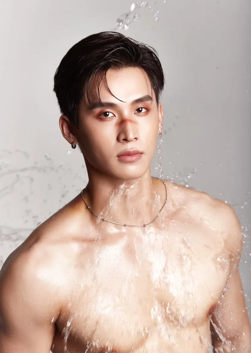 Kang Chul người mẫu khoe phong cách thời trang nổi bật