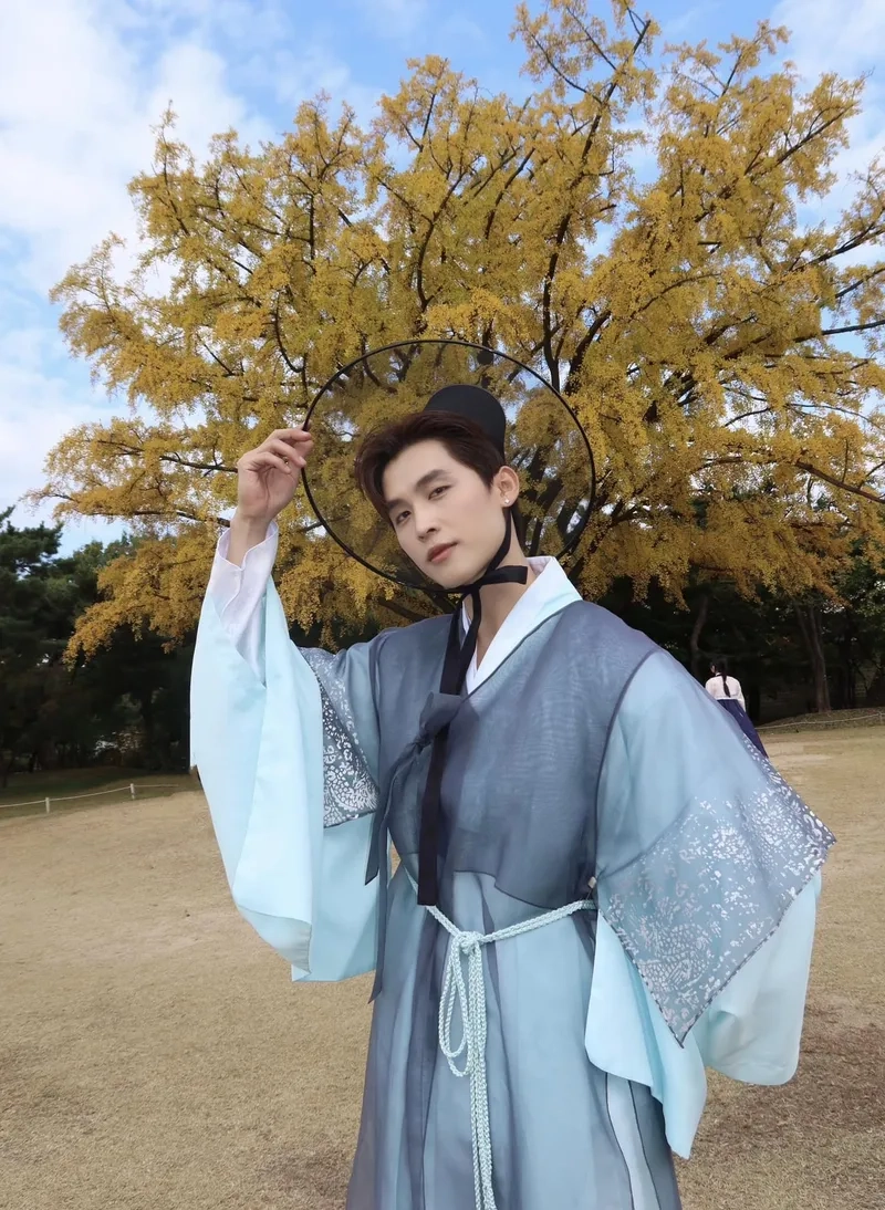 Người mẫu Hàn Quốc đẹp trai Kang Chul chiếm trọn spotlight