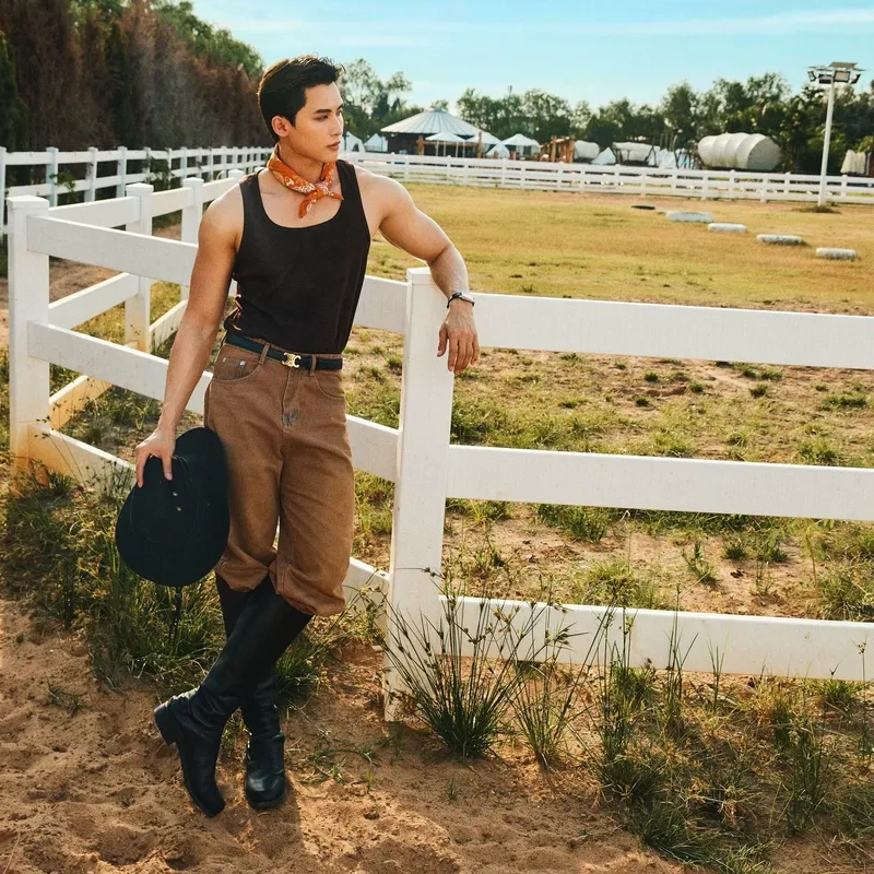 Kang Chul nổi bật với phong cách thời trang cá tính và thu hút