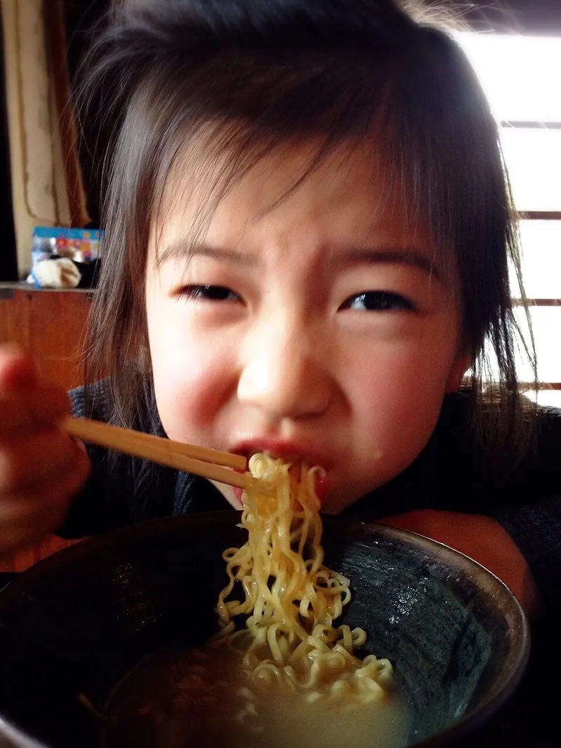 Khám phá spicy noodles meme cay nóng thú vị